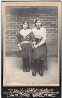 Photo CDV De Deux Jeune Fille élégante Posant Dans La Cour De Leurs Maison - Anciennes (Av. 1900)