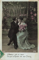 COUPLES - L'amour Est Au Cœur - Homme Embrassant Sa Femme - Carte Postale Ancienne - Koppels