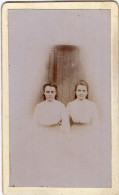 Photo CDV De Deux Jeune Fille élégante Posant Devant L'entré De Leurs Maison - Anciennes (Av. 1900)