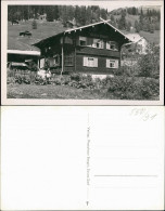 Ansichtskarte Davos Umland-Ansicht Mit Chalet Rudolf, Personen Davor 1960 - Autres & Non Classés