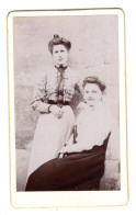 Photo CDV Deux Petite Fille Posant Dans La Cour De Leurs Maison - Anciennes (Av. 1900)