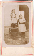 Photo CDV Deux Petite Fille Posant Devant L'entré De Leurs Maison - Anciennes (Av. 1900)