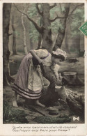 COUPLES - Femme Aidant Un Homme - Carte Postale Ancienne - Koppels
