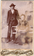 Photo CDV D'un Couple élégant Posant Dans Un Studio Photo A Privas - Anciennes (Av. 1900)