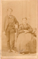 Photo CDV D'un Couple élégant Posant Dans Un Studio Photo A Torino ( Italie ) - Anciennes (Av. 1900)