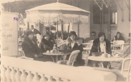 NICE  Carte-Photo  Ala Terrasse D'un Café  ( Texte Au Verso ) 1932 - Cafés, Hôtels, Restaurants
