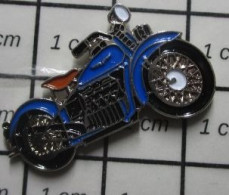 1012B Pin's Pins / Beau Et Rare / MOTOS / GROSSE MOTO ROUTIERE RETRO BLEUE Genre Harley Ou Indian ? - Motorräder