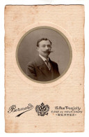 Photo CDV D'un Homme élégant Avec De Belle Moustache Posant Dans Un Studio Photo A Rennes - Anciennes (Av. 1900)