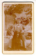 Photo CDV D'un Homme élégant Avec Sont Chien Posant Assis Dans La Cours De Sa Maison - Anciennes (Av. 1900)