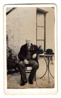 Photo CDV D'un Homme élégant Posant Assis Devant Sa Maison - Anciennes (Av. 1900)