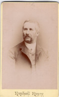 Photo CDV D'un Homme élégant Posant Dans Un Studio Photo - Anciennes (Av. 1900)