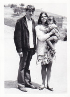 Old Real Original Photo - Man Woman Holding A Little Girl - Ca. 9x6.7 Cm - Personnes Anonymes