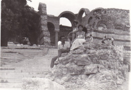 Old Real Original Photo - Man Women Posing On Roman Ruins - Ca. 12x8.3 Cm - Personnes Anonymes
