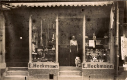 Photo CPA Geschäft E. Heckmann, Schaufenster, Frau Mit Spitz An Der Eingangstür - Other & Unclassified
