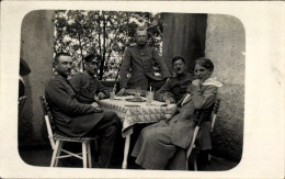 Photo CPA Deutsche Soldaten In Uniformen Und Frau An Einem Tisch - Other & Unclassified