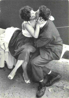 Couples - Baiser - Photographie Jeanloup Sieff - Quais De La Seine Paris 1959 - CPM - Voir Scans Recto-Verso - Couples