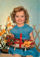 Enfants - Image - Scènes Et Paysages - Enfant Qui Tient Un Bouquet De Fleurs - CPM - Carte Neuve - Voir Scans Recto-Vers - Scènes & Paysages