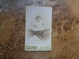 CDV  Carte Photo  Antique  /  Kabinetfoto  /  CDV Photo Card { 6,3 Cm X 10,3 Cm } - Anciennes (Av. 1900)