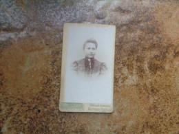 CDV  Carte Photo  Antique  /  Kabinetfoto  /  CDV Photo Card { 6,3 Cm X 10,3 Cm } - Anciennes (Av. 1900)