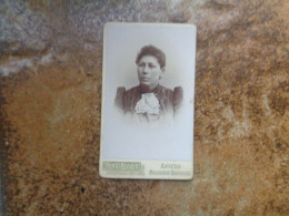 CDV  Carte Photo  Antique  /  Kabinetfoto  /  CDV Photo Card { 6,3 Cm X 10,3 Cm } - Anciennes (Av. 1900)