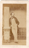 Photo CDV D'un Homme élégant Posant Dans Un Studio Photo - Anciennes (Av. 1900)