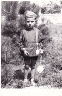 Old Real Original Photo - Little Boy Next To A Small Pine Tree - Ca. 12.3x8.3 Cm - Personnes Anonymes