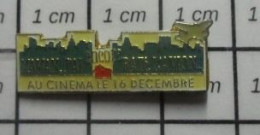 1222 Pin's Pins / Beau Et Rare / CINEMA / FILM MAMAN J'AI RATE ENCORE L'AVION AU CINEMA LE 16 DECEMBRE - Filmmanie