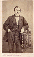 Photo CDV D'un Homme élégant Posant Dans Un Studio Photo A Lisieux Et Rouen - Anciennes (Av. 1900)