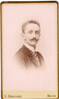 Photo CDV D'un Homme élégant Posant Dans Un Studio Photo A Macon - Anciennes (Av. 1900)