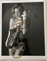 GRANDE PHOTOGRAPHIE. Une. Femme Mannequin En Schort Avec Saxophone, Nue Artistique, Pose Suggestive Coquine, Poitrine - Pin-Ups