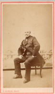 Photo CDV D'un Homme élégant Posant Dans Un Studio Photo A Mantes - Oud (voor 1900)