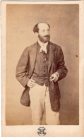 Photo CDV D'un Homme élégant Posant Dans Un Studio Photo A Paris - Oud (voor 1900)