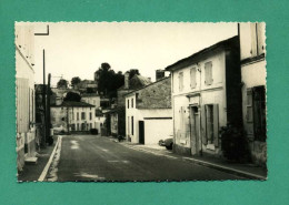 17 Saint Bris Des Bois Rue ( Voiture ) Éditions Véronique Gravat Niort CPSM 9 * 14 Dentelée - Other & Unclassified