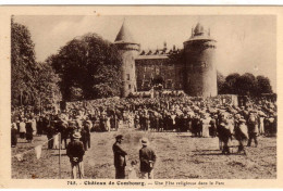 Combourg Chateau Une Fete Religieuse Dans Le Parc - Combourg