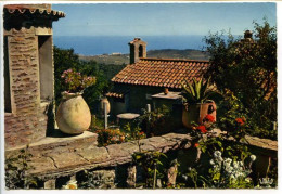 CPSM Dentelée 10.5 X 15 Var  BORMES LES MIMOSAS    Un Coin Plein De Charme  Au Loin Le Lavandou Et La Mer - Bormes-les-Mimosas