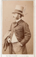 Photo CDV D'un Homme élégant Posant Dans Un Studio Photo A Paris - Anciennes (Av. 1900)
