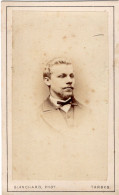 Photo CDV D'un Homme élégant Posant Dans Un Studio Photo A Tarbes - Anciennes (Av. 1900)