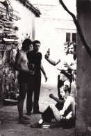 Old Real Original Photo - Naked Men Drinking Beer In Alleyway - Ca. 12.5x8.5 Cm - Personnes Anonymes