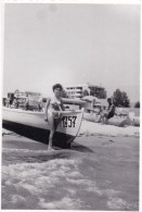 Old Real Original Photo - Woman In Bikini Next To A Boat - Ca. 12.5x8.5 Cm - Anonyme Personen