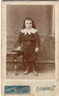 Photo CDV D'un Jeune Garcon  élégant Posant Dans Un Studio Photo A Clermont-Ferrand - Oud (voor 1900)