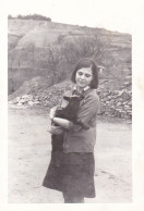 Old Real Original Photo - Woman Holding A Little Goat - Ca. 13x8.8 Cm - Anonieme Personen