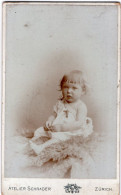 Photo CDV D'un Petit Bébé  élégant Posant Dans Un Studio Photo A Zurich ( Suisse ) - Oud (voor 1900)