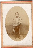 Photo CDV D'un Petit Garcon élégant En Tenue De Chasseur D'Afrique Posant Dans Un Studio Photo - Oud (voor 1900)