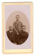 Photo CDV D'une Famille Posant Dans Un Studio Photo - Oud (voor 1900)