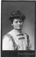 Photo CDV D'une Femme   élégante Posant Dans Un Studio Photo A Bayreuth ( Allemagne ) - Anciennes (Av. 1900)