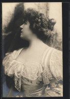 Foto-AK Atelier Reutlinger, Paris: Madame Thomsen Im Prachtvollen Kleid  - Photographs