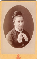 Photo CDV D'une Femme   élégante Posant Dans Un Studio Photo A Grenoble - Anciennes (Av. 1900)