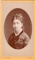 Photo CDV D'une Femme   élégante Posant Dans Un Studio Photo A Macon - Oud (voor 1900)