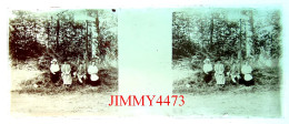 Une Famille Dans Un Bois, à Identifier - Plaque De Verre En Stéréo - Taille 44 X 107 Mlls - Glass Slides