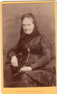 Photo CDV D'une Femme   élégante Posant Dans Un Studio Photo A Macon - Anciennes (Av. 1900)